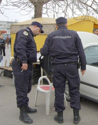 Poliţiştii şi jandarmii, în acţiune: au controlat şcolile